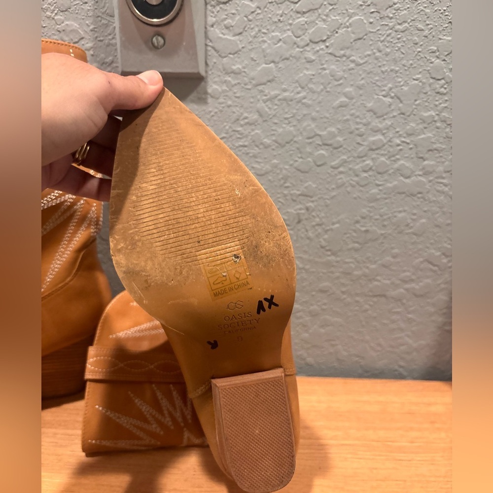 Oasis Society Emersyn western boots in tan with white starburst embroider - Picture 6 of 7